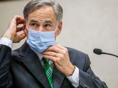 O governador do Texas, Greg Abbott, coloca uma máscara.