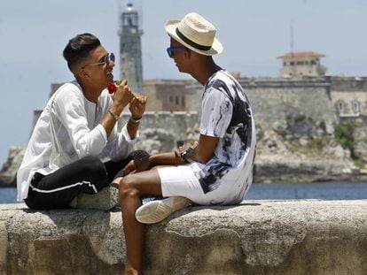 Roiniel Torres e Dariel Hernández conversam no Malecón de Havana.