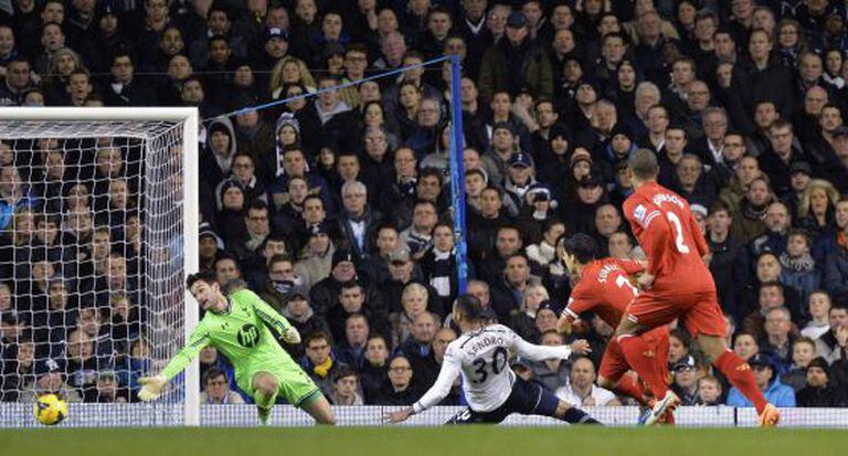 Luis Suárez marca um gol contra o Tottenham.