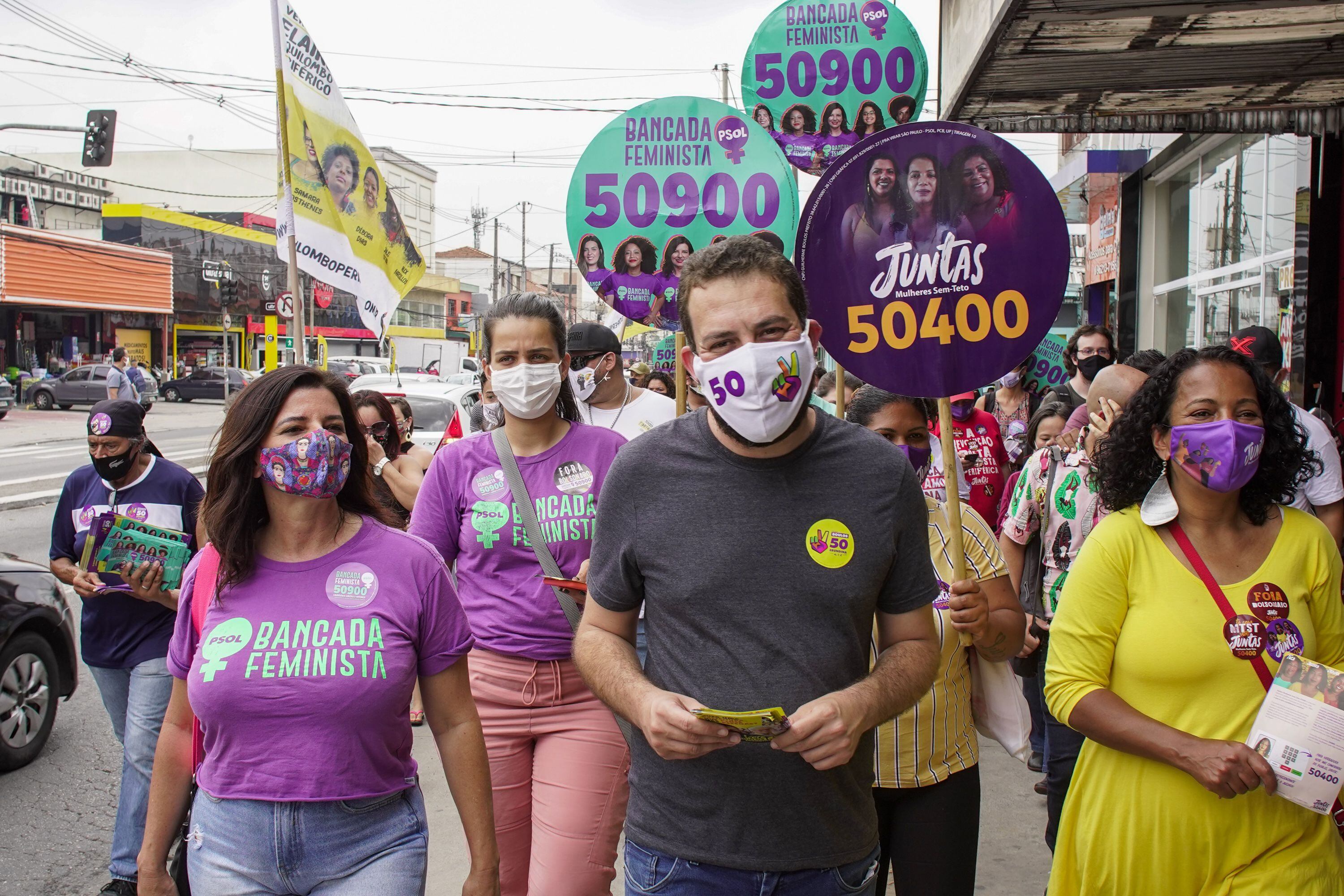 Boulos faz campanha em rua próxima à sua casa, na zona Sul de São Paulo.