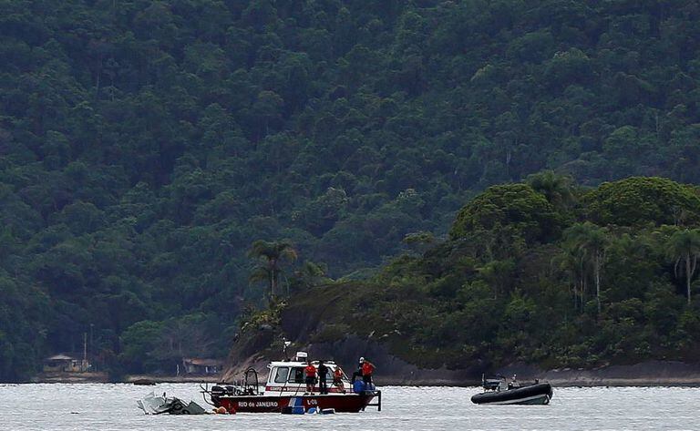 Equipes de resgate buscam os corpos das vítimas da tragédia com o avião que transportava o ministro do STF Teori Zavascki, em Paraty.