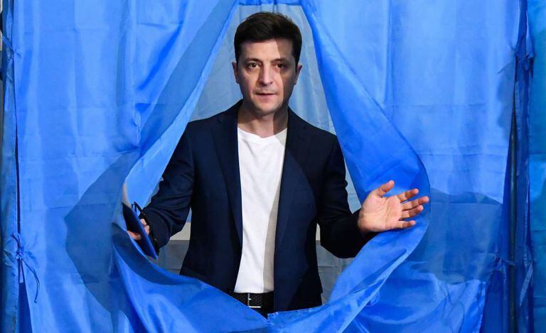 Volodímir Zelenski, em um colégio eleitoral de Kiev, neste domingo.
