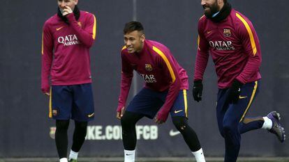 Arda, junto a Neymar e Messi, em treino do Barça.