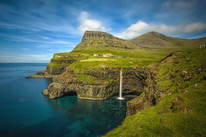 Gásadalur, na ilha Vágar, nas Feroe (Dinamarca).