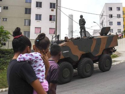 Forças Armadas participam de operação em Niterói, no Rio de Janeiro.