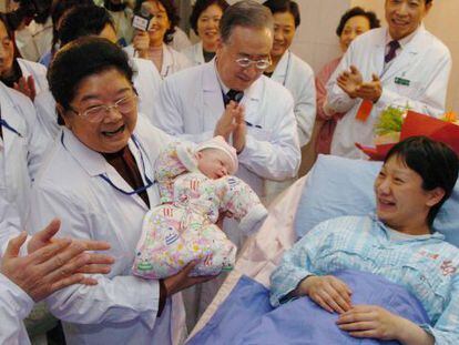 Autoridades visitam num hospital de Pequim a criança considerada o habitante 1,3 bilhão da China, em 2012.