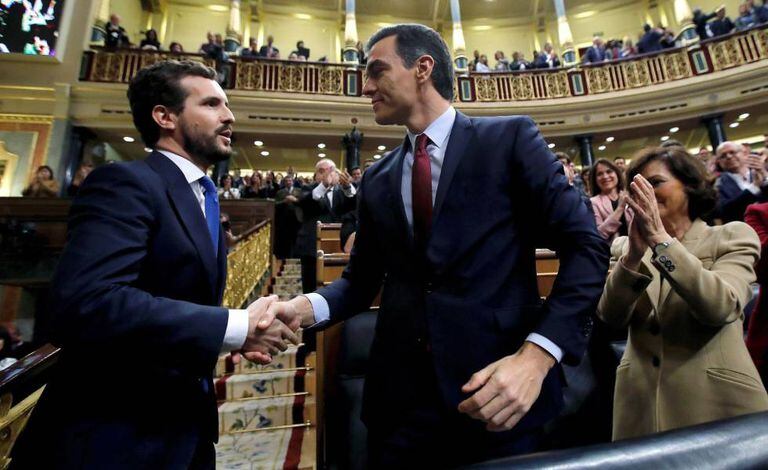 Pablo Casado, líder da oposição, cumprimenta Pedro Sánchez depois da votação desta terça-feira no Congresso.
