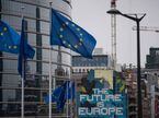Sede da Comissão Europeia e, ao lado do edifício, uma obra do artista belga NovaDead com uma mensagem europeísta.