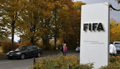 Logotipo da FIFA na sede central, em Zurique, do organismo.