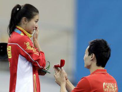 O atleta de saltos ornamentais Qin Kai surpreendeu a namorada quando celebrava o segundo lugar na prova de saltos de trampolim