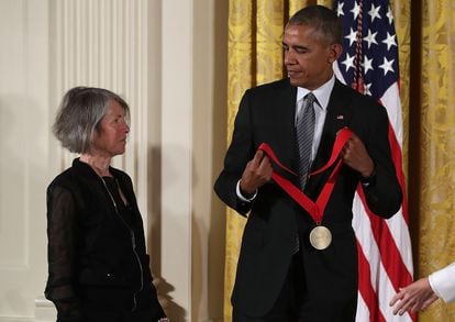 Em 2015, o então presidente dos EUA, Barack Obama, condecorou a poetisa Louise Gluck por sua contribuição com a cultura norte-americana.