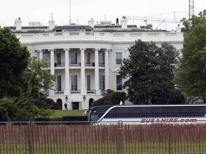 Ônibus chega com senadores à Casa Branca, nesta quarta-feria, para uma reunião extraordinária sobre a Coreia do Norte.