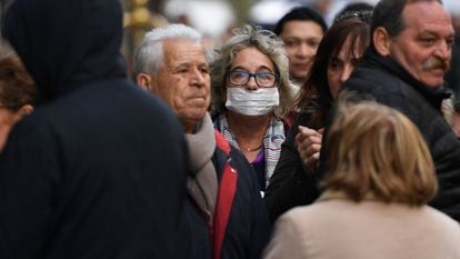 Uma pessoa caminha de máscara por Madri.