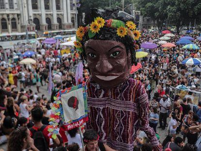 Boneca que representa Marielle em manifestação no Rio um ano após sua morte.