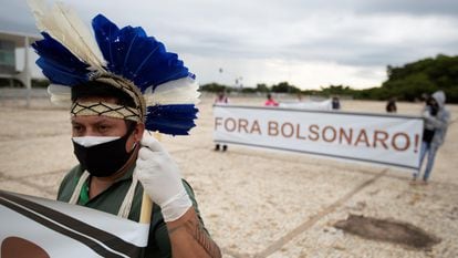 Indígenas protestam em Brasília por demarcação de terras em abril de 2021.