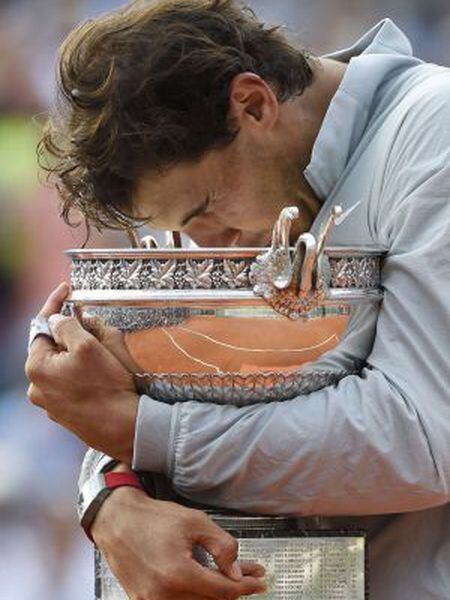 Nadal beija o troféu.