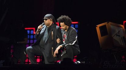 Stevie Wonder e seu filho se ajoelham contra Trump em solidariedade aos atletas da NFL, no sábado, em um show em Nova York.