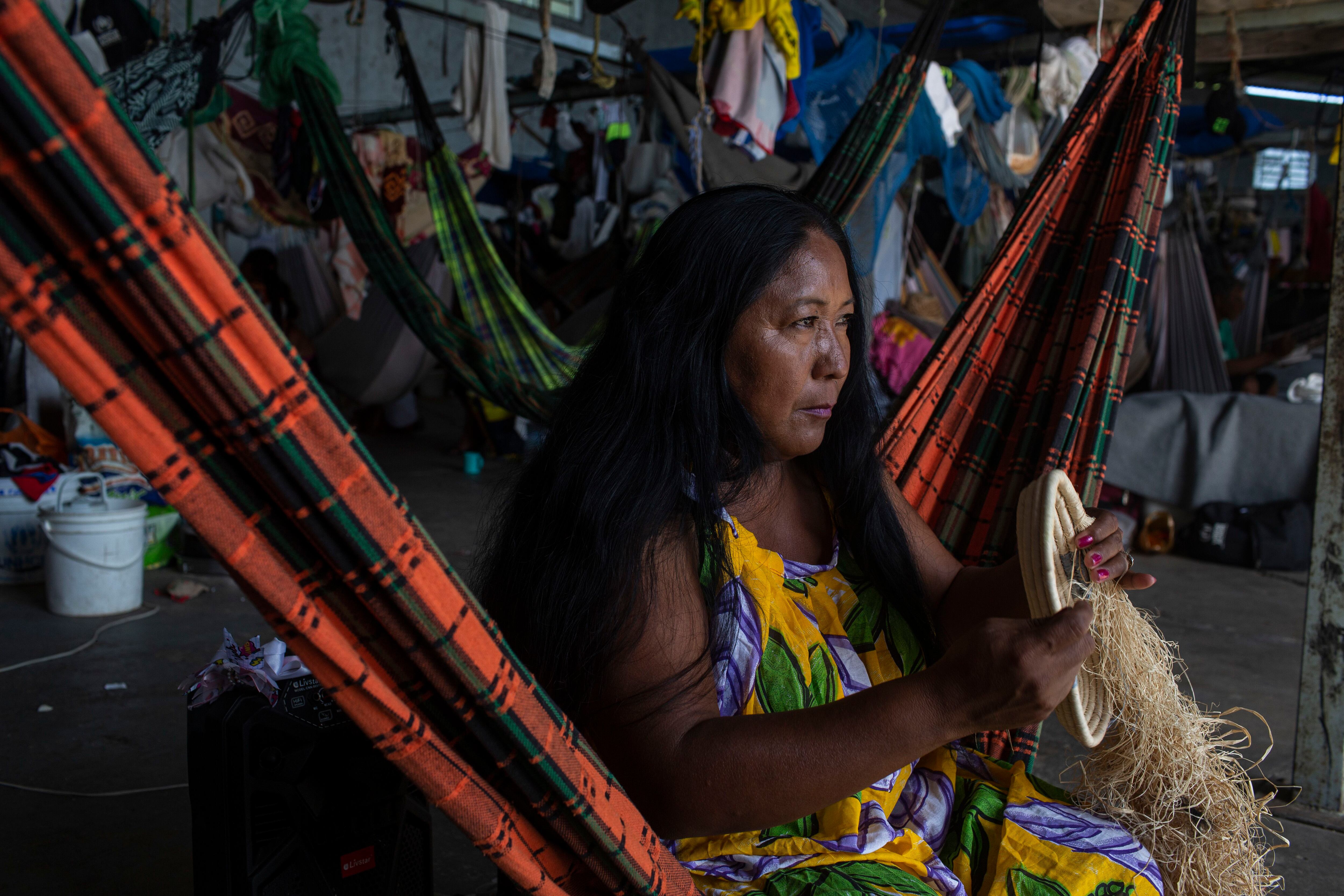 Teolinda Moralera no abrigo Janokoida, onde refugiados venezuelanos indígenas da etnia Warao vivem. 