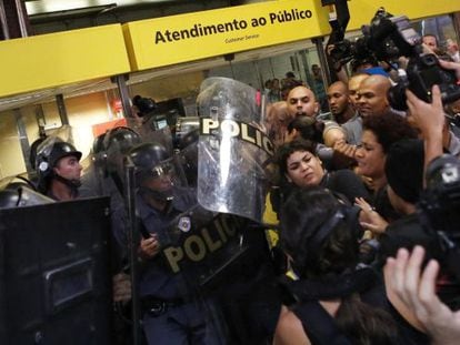 Policiais e manifestantes no protesto no dia 27, em S&atilde;o Paulo.