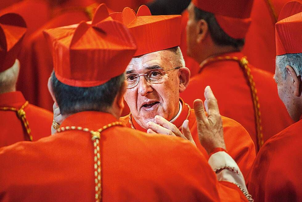 O arcebispo de Madrid saúda seus pares.