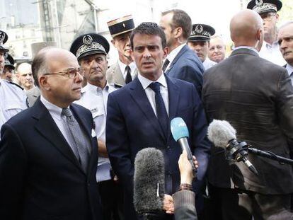 O primeiro-ministro francês, Manuel Valls (centro), em Paris.