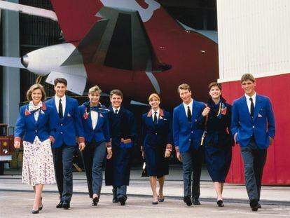 Durante os anos 1980 e 1990, os uniformes se tornam mais profissionais e fazem referências ao mundo dos negócios. Comodidade, eficiência e conforto dominam o desenho dos trajes em contraponto à imaginação de outras épocas. Na imagem, equipe de cabine da Qantas vestida com uniforme utilizado entre 1986 e 1994. Um desenho de Yves Saint Laurent.