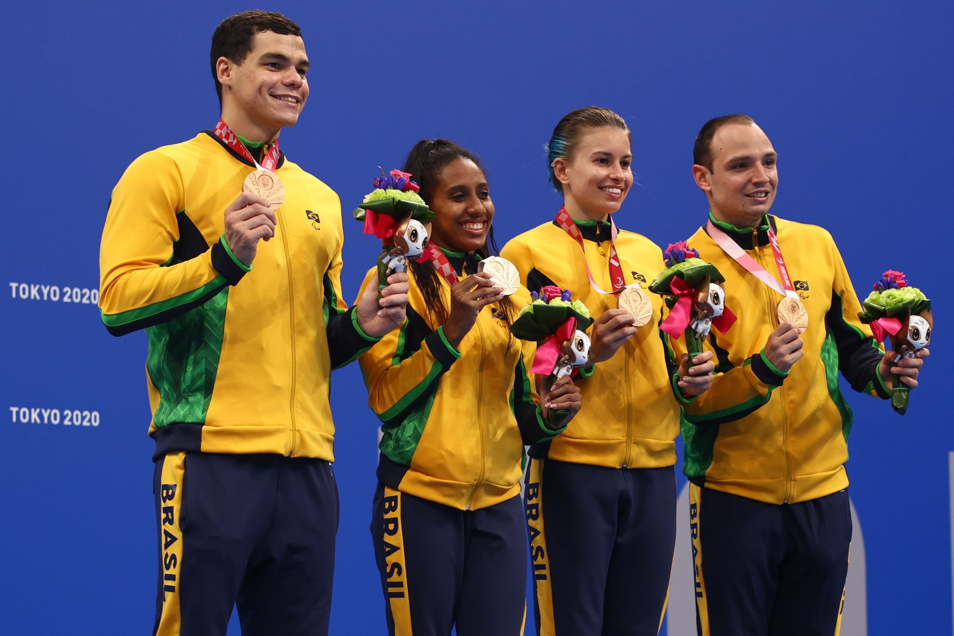 Gabriel Bandeira, Ana Karolina Soares de Oliveira, Beatriz Borges Carneiro e Felipe Vila Real, medalhistas de bronze no revezamento.