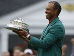 Woods posa com o troféu e a jaqueta verde de campeão, neste domingo em Augusta.