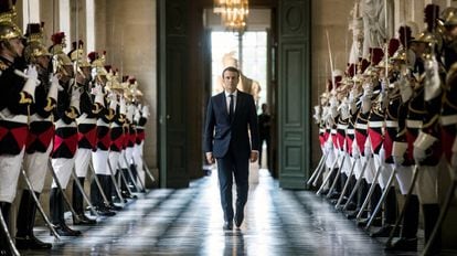 O presidente francês, Emmanuel Macron, entrando no Palácio de Versalhes.
