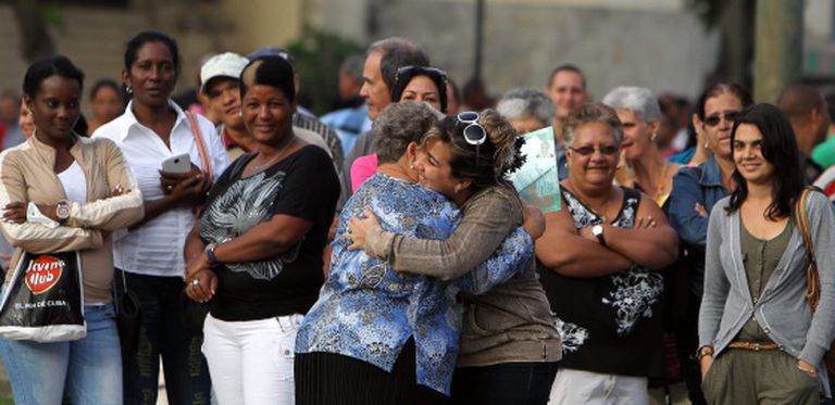 Duas mulheres comemoram a obtenção do visto para os EUA.