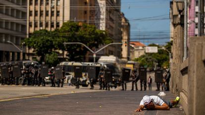 Homem ferido durante protesto anti-Bolsonaro reprimido por policiais no Recife, em 29 de maio.