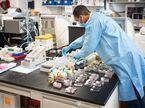 Cientistas se preparando para testar amostras de coronavírus em Nova York, nos EUA, nesta quarta-feira.
