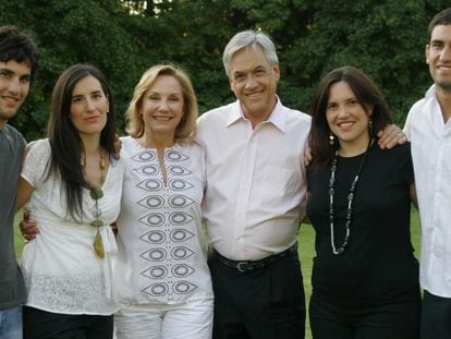 O presidente do Chile, Sebastián Piñera, com a esposa, Cecilia Morel (ambos no centro da foto), e seus filhos.