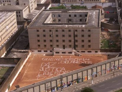 &quot;Paz, Justi&ccedil;a e Liberdade&quot;, o lema do PCC pintado no Carandiru em 2001.