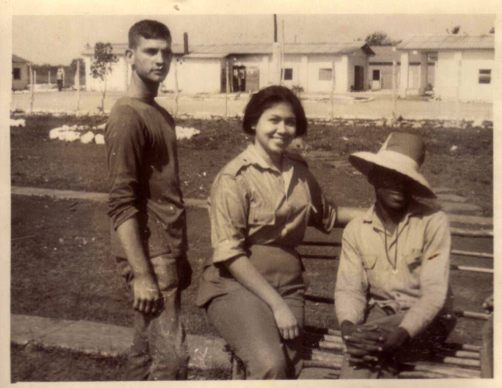A psicóloga Liliana Morenza, junto a dois homossexuais recluídos em 1967 na cidade de Camagüey.