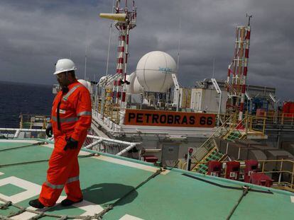 Trabalhador em uma planta da Petrobras. 