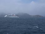 Un crucero frente a Punta Hanna, una de las islas de la Antártida.