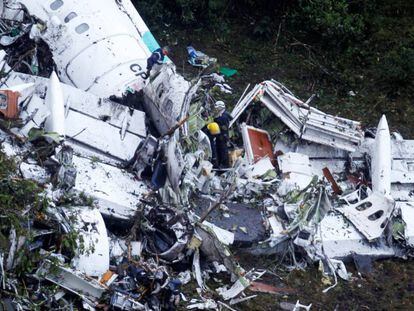 Trabalhadores de resgate no interior do avião acidentado.