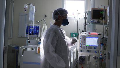 Uma profissional de saúde atende a um paciente com covid-19 em uma UTI de um hospital na cidade de São Paulo, no último 23 de março, o mês mais letal da pandemia no Brasil.