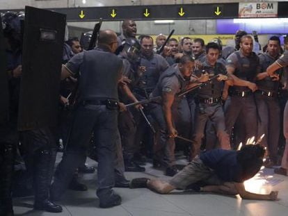 Ação da polícia e de seguranças do metrô de SP, nesta terça.