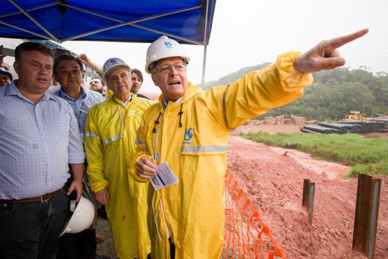 Alckmin em obra da Sabesp, que tem dados sigilosos.