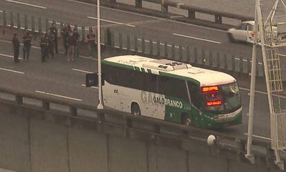 O ônibus da viação Galo Branco na ponte Rio-Niterói, cujos passageiros foram mantidos reféns na manhã desta terça-feira.