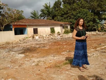 Antônia Melo da Silva, em sua casa, dias antes de ser demolida.