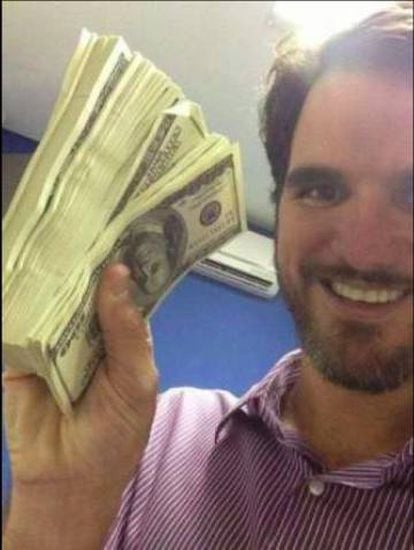 Diego Jatobá, ostentando dólares em uma foto de 2013.
