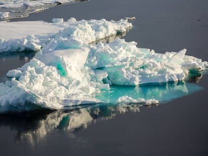 Bloco de gelo flutuando no Ártico.