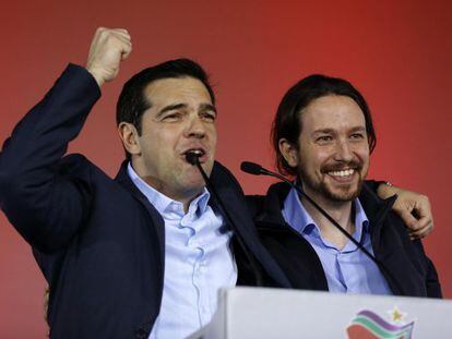 O líder do Syriza Alexis Tsipras (à esq.) ao lado do líder do espanhol Podemos, também de esquerda, Pablo Iglesias.