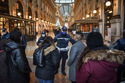 Agentes da Polícia local de Milão regulam a entrada na galeria Vittorio Emanuele.