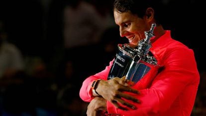Nadal abraça o troféu de campeão do US Open em Nova York