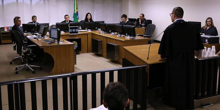 Mesa de julgamento é formada pelos magistrados Thompson Flores, João Pedro Gebran Neto e Leandro Paulsen, além do procurador Maurício Gotardo Gerum.