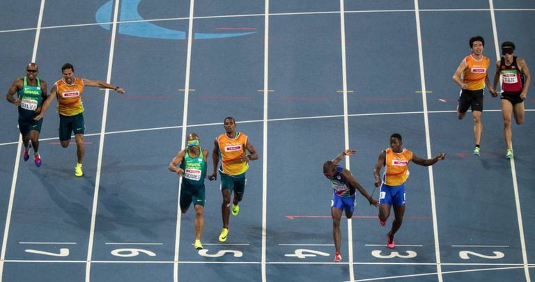 Chegada na meta na final dos 200m (T11) do último dia 15 no estádio olímpico.